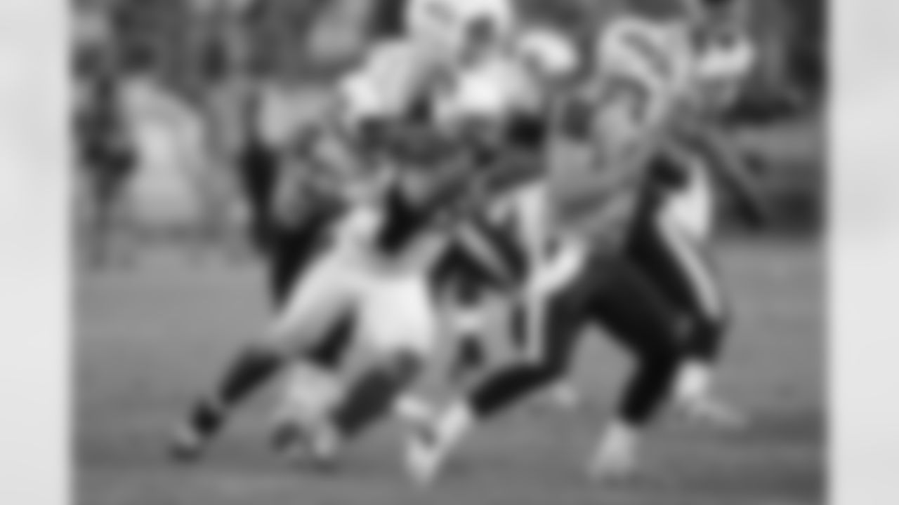 Dockett applies pressure to QB Jake Locker