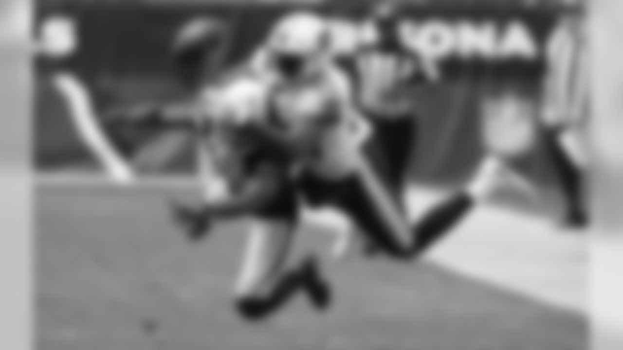 Cardinals CB Tramon Williams and Titans WR Corey Davis battle for intended pass
