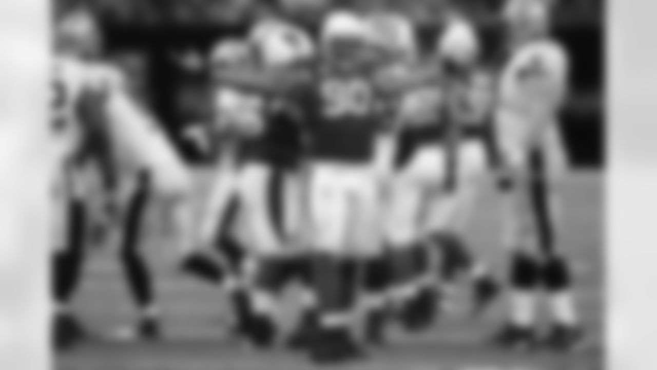 Darnell Dockett wraps up Falcons RB Steven Jackson