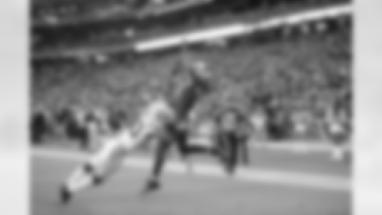 WR Larry Fitzgerald catches a touchdown over Colts CB Vontae Davis