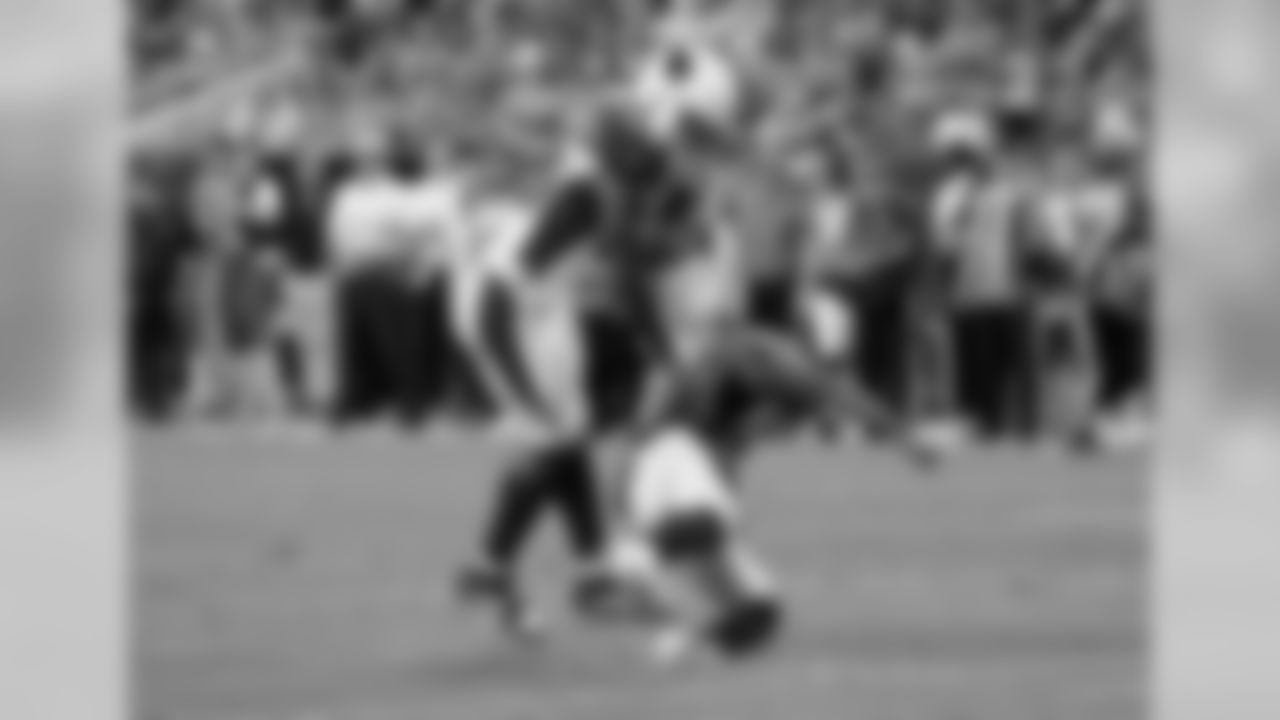 TE Ricky Seals-Jones avoids a defender.