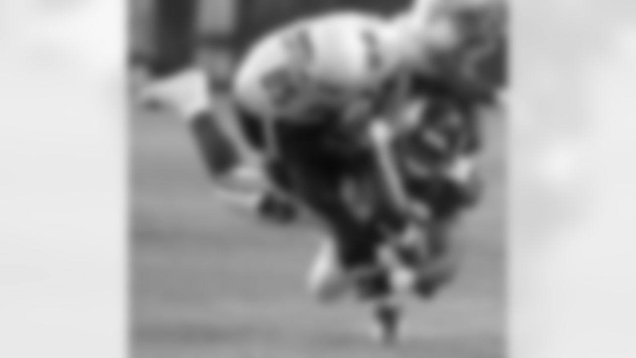2004: TE Freddie Jones