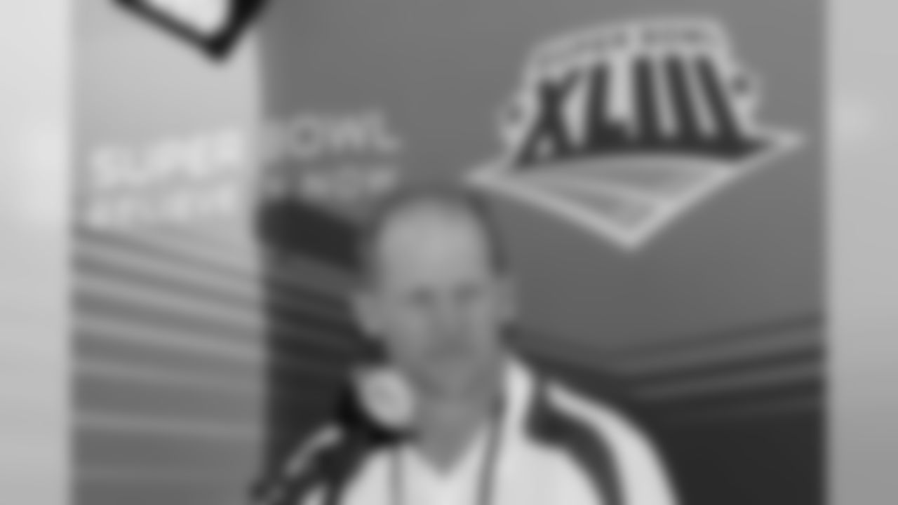 Coach Ken Whisenhunt at the podium
