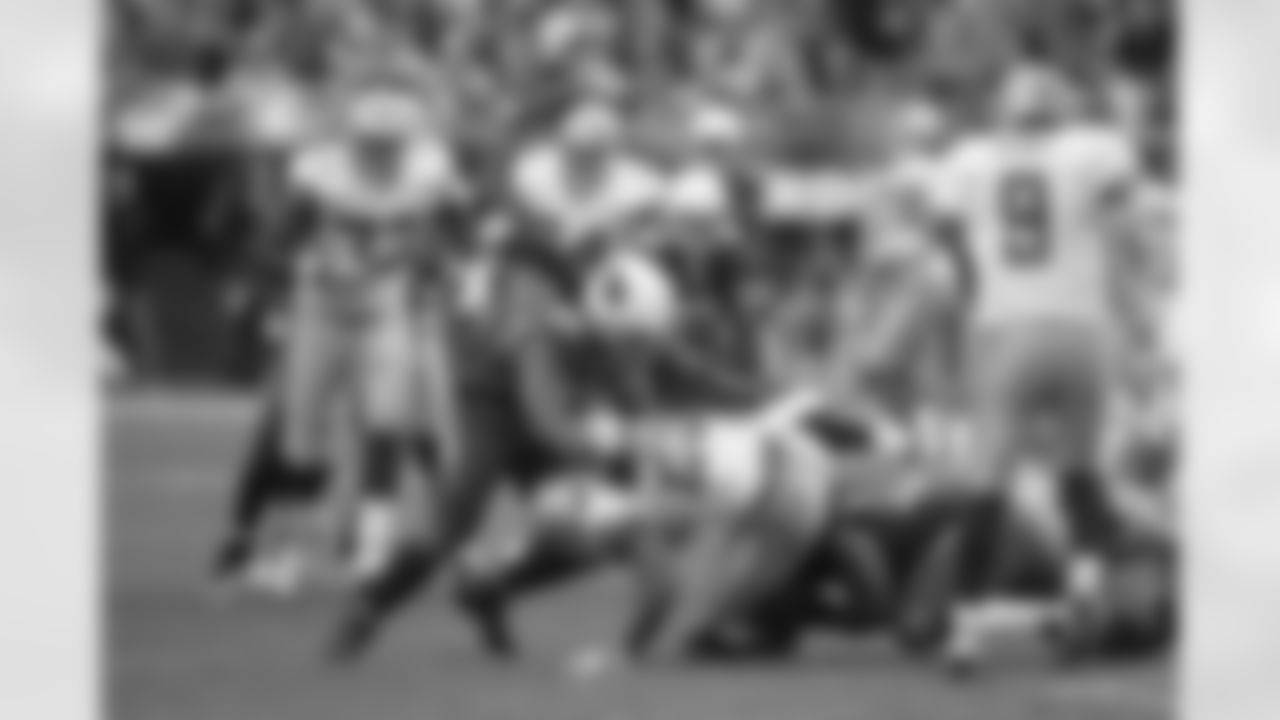 Darnell Docket and Campbell tackle Demarco Murray