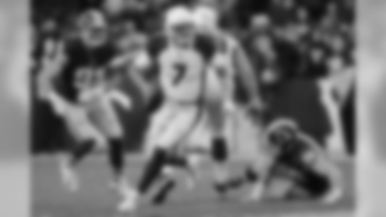 Arizona Cardinals quarterback Blaine Gabbert (7) scrambles with the ball during the second half of an NFL football game against Washington in Landover, Md., Sunday, Dec 17, 2017. Washington defeated the Cardinals 20-15.