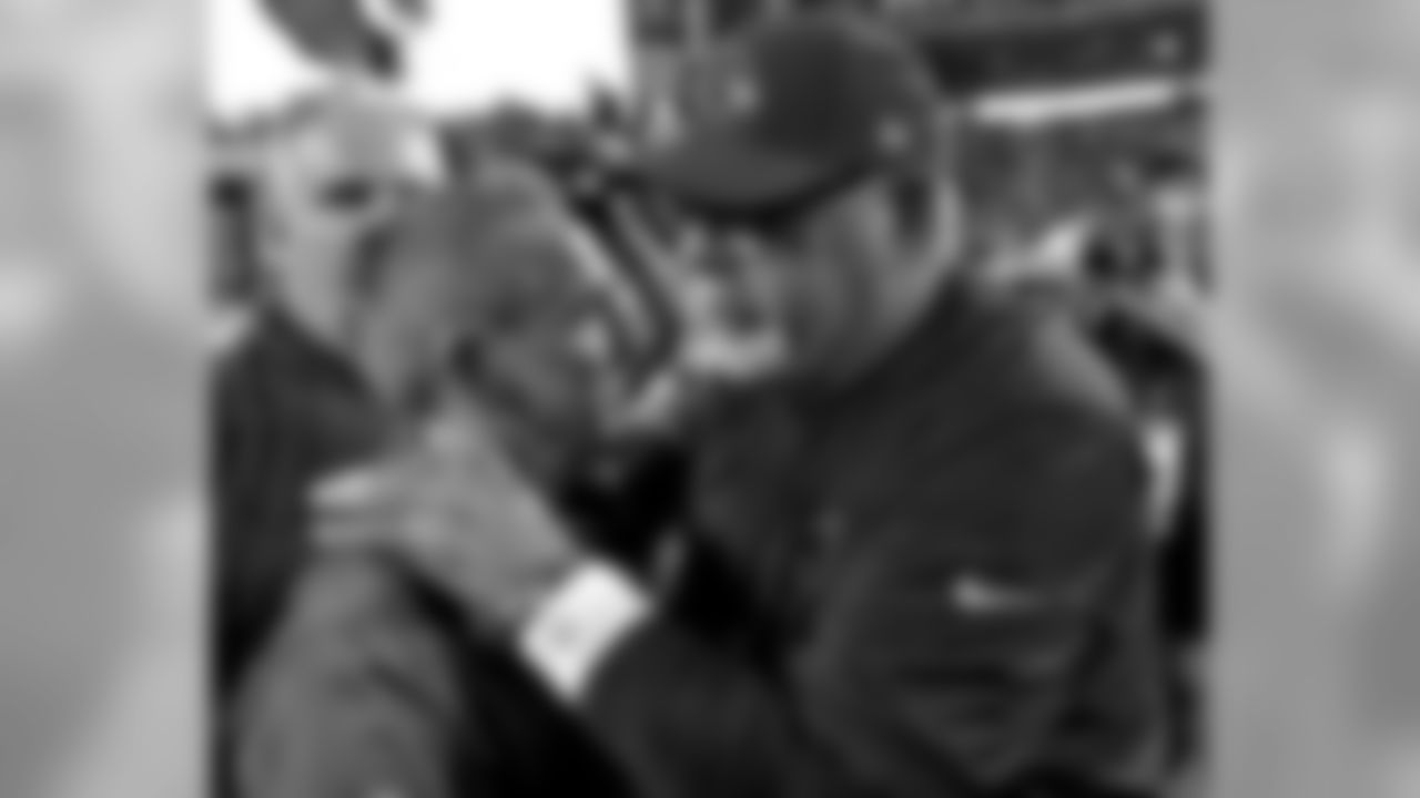 Cardinals head coach Bruce Arians (right) greets Giants interim head coach Steve Spagnuolo (left)