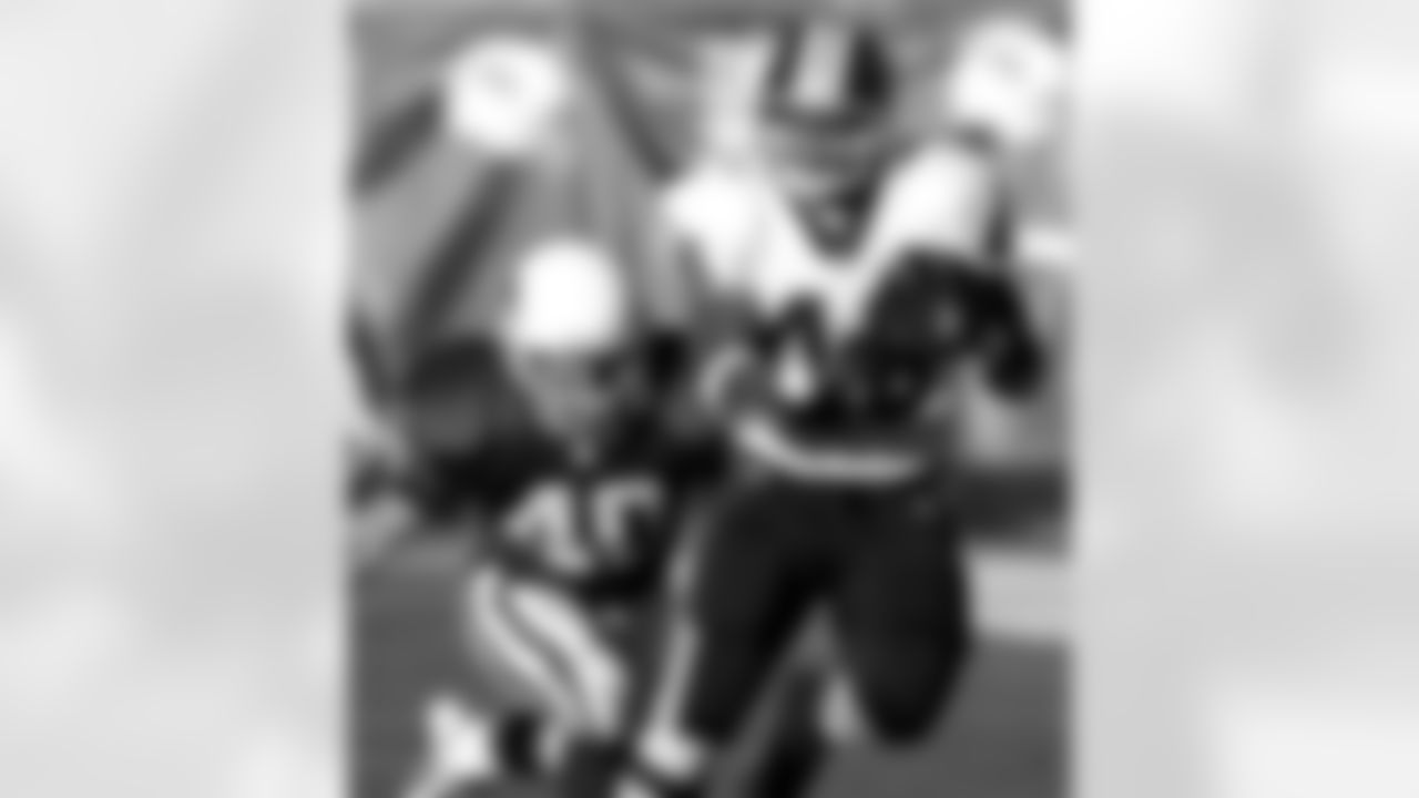 2001: S Pat Tillman pursues Washington RB Stephen Davis