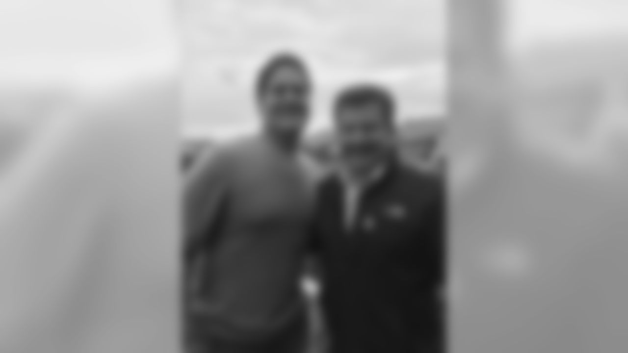 Bidwill (right) with Mavericks owner Mark Cuban