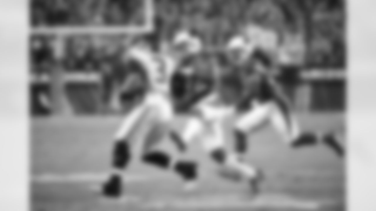 S Tony Jefferson stops Seahawks QB Russell Wilson for a loss