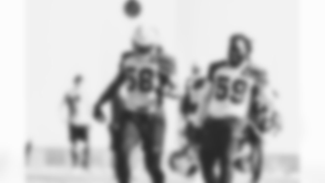 LB Jordan Hicks (left) and LB De'Vondre Campbell