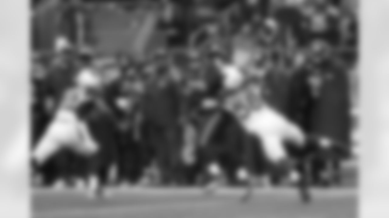 LB Daryl Washington grabs Seahawks QB Russell Wilson