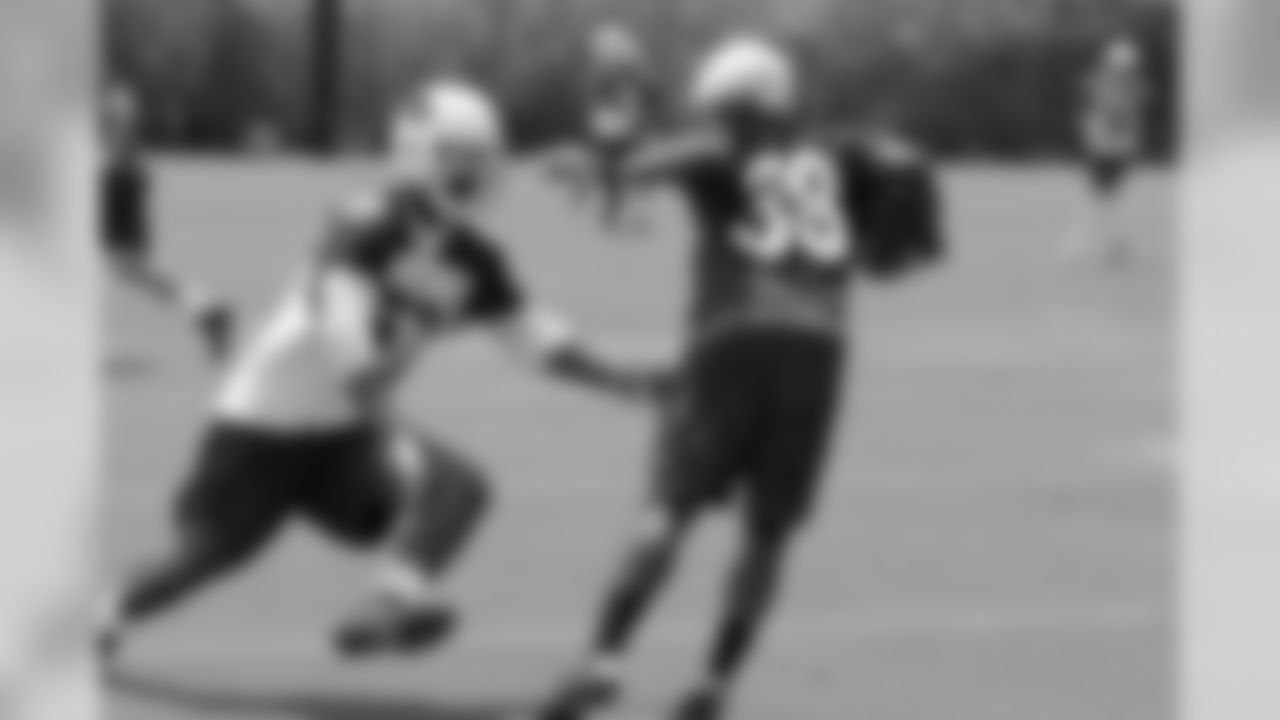 RB Andre Ellington makes a move to sidestep LB Alex Okafor
