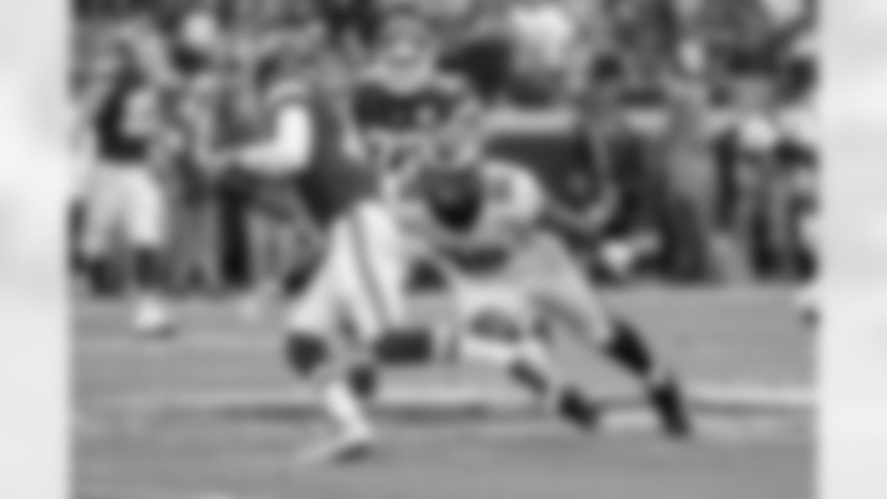 DE Derek Barnett