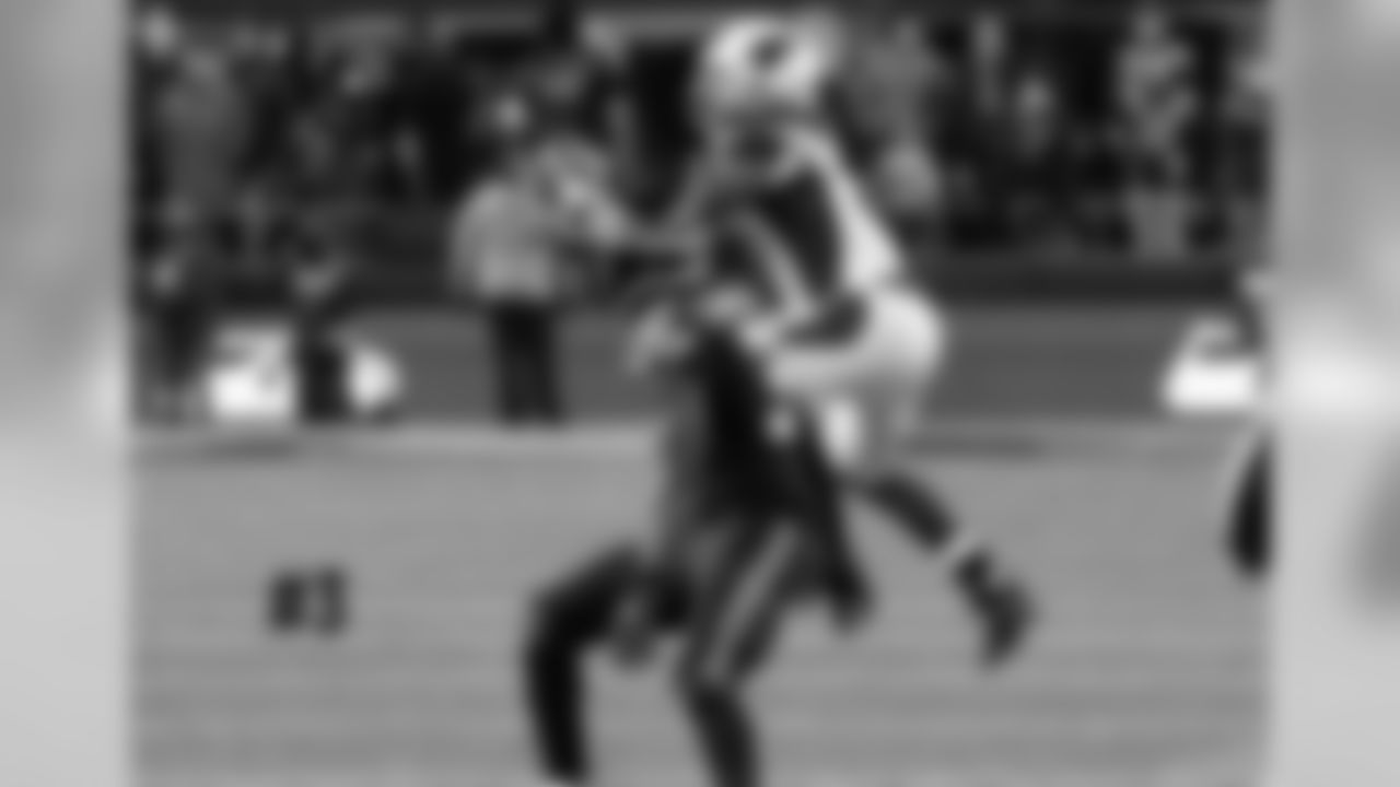 RB David Johnson wins the jump ball over Seahawks S Kam Chancellor to put the Cardinals in field goal range on the game's final drive.