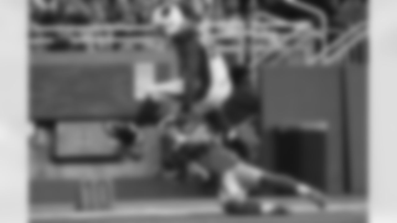DT Cory Redding attempts to hurdle Lions QB Matthew Stafford