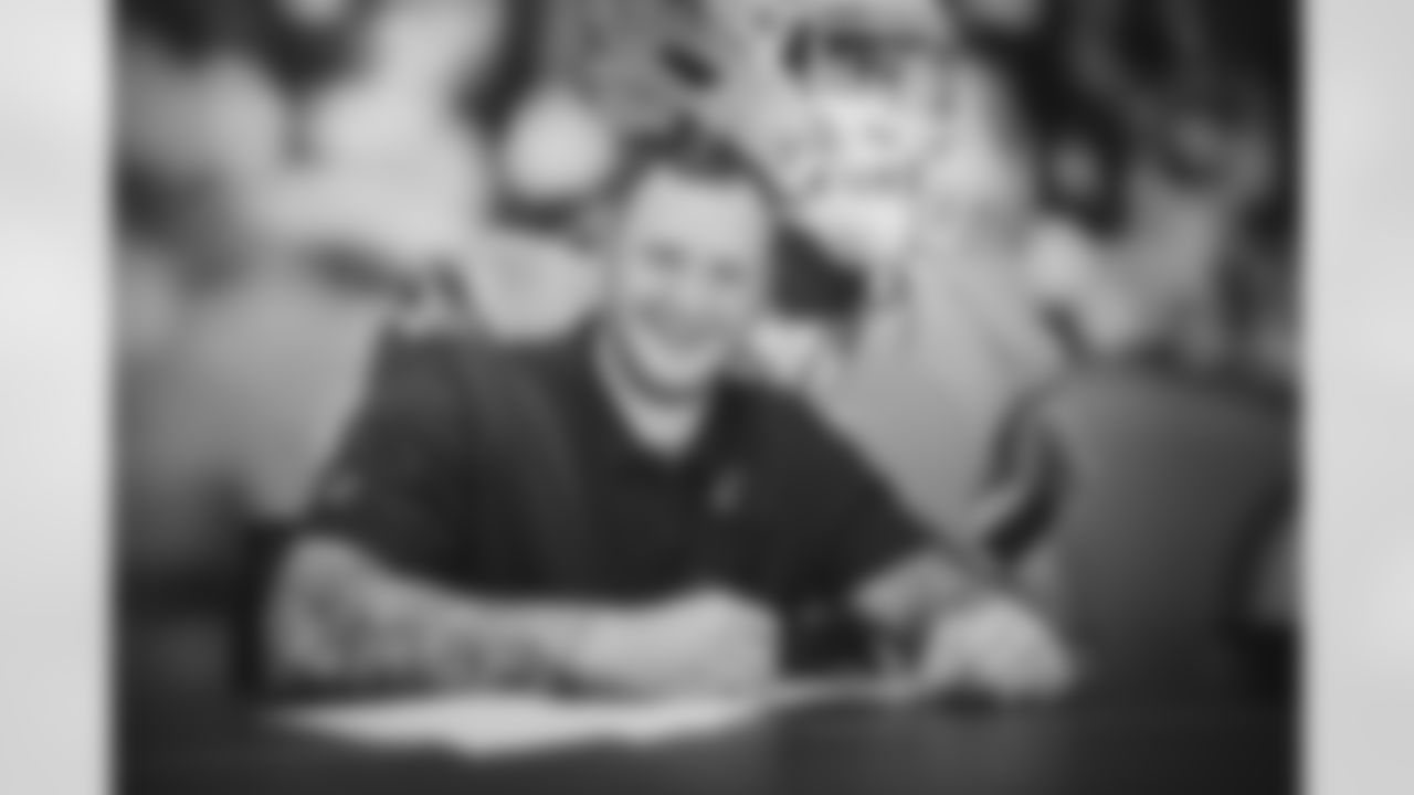 TE Maxx Williams smiles while signing new contract.
