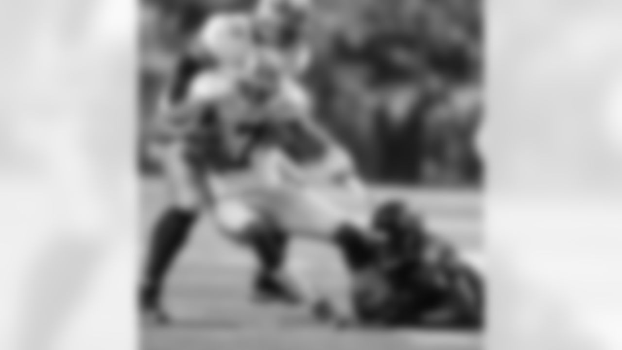 Iupati tries to hold up QB Colin Kaepernick in the 2013 NFC championship game