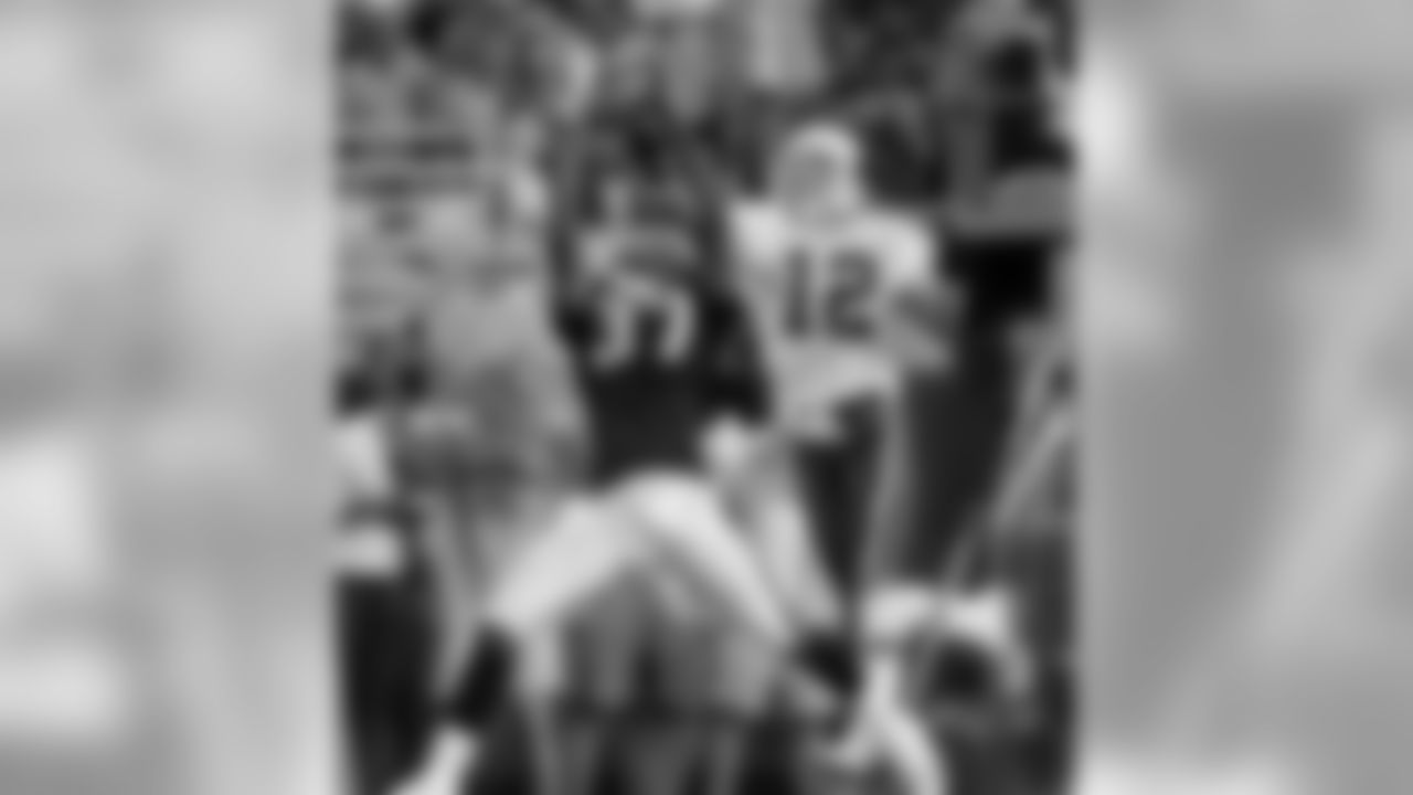 1999: Tennessee's Dainon Sydney intercepts a pass intended for Chad Carpenter