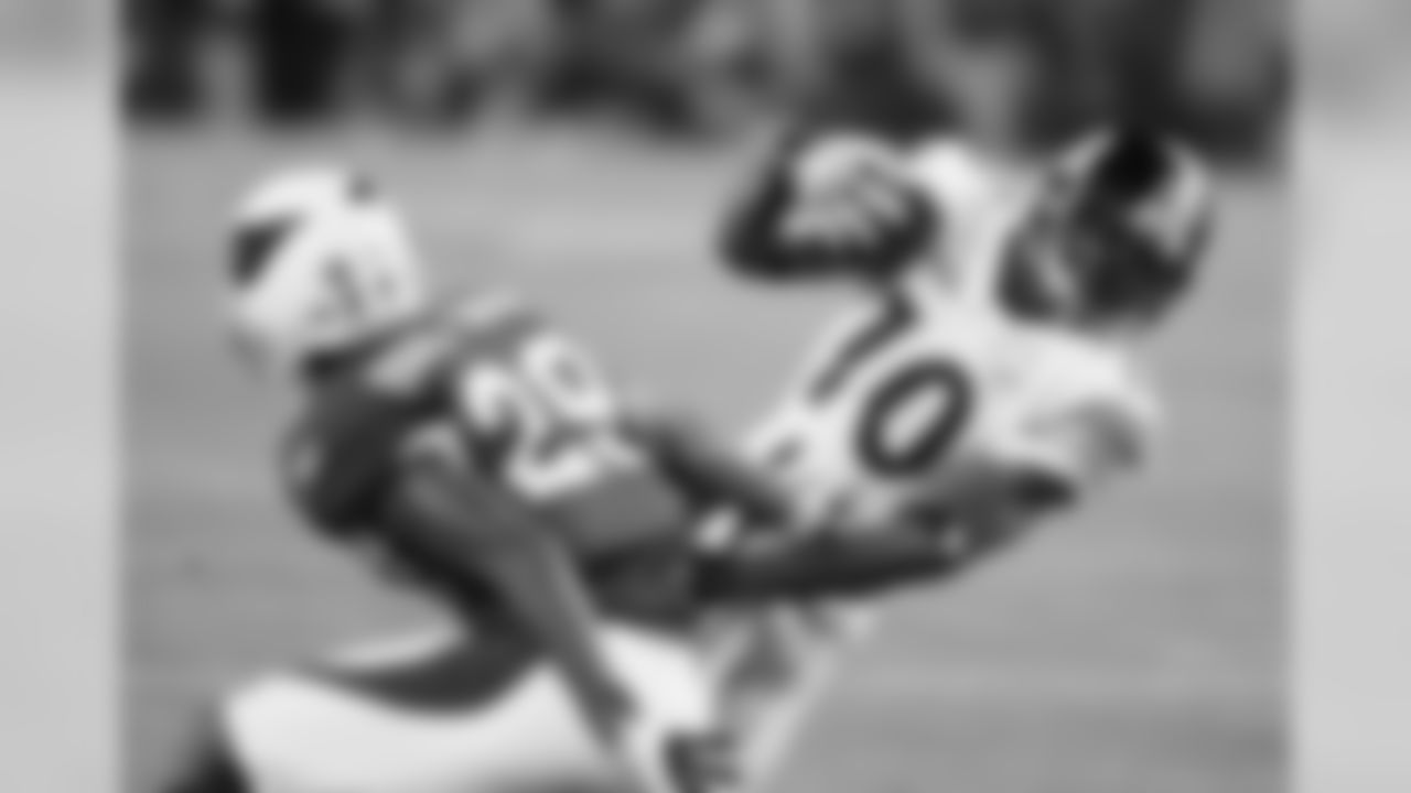 Steelers WR Santonio Holmes attempts to evade CB Dominique Rodgers-Cromartie