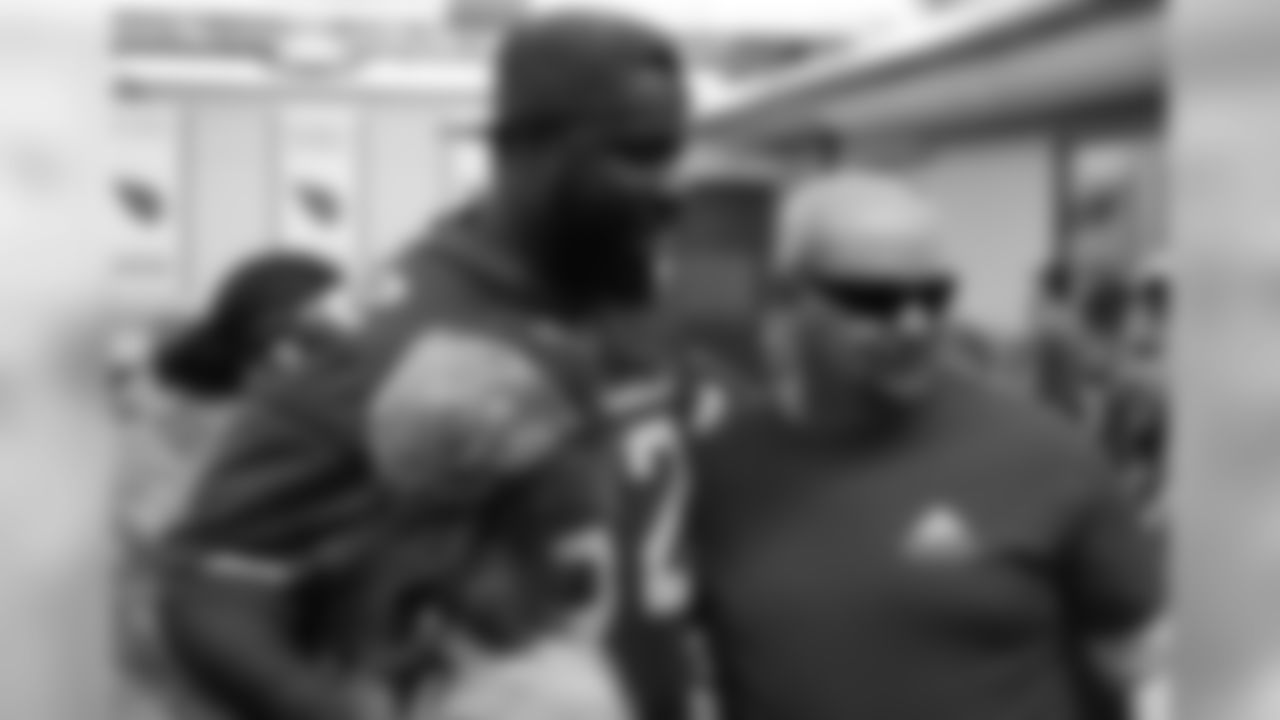 DT Frostee Rucker takes a picture