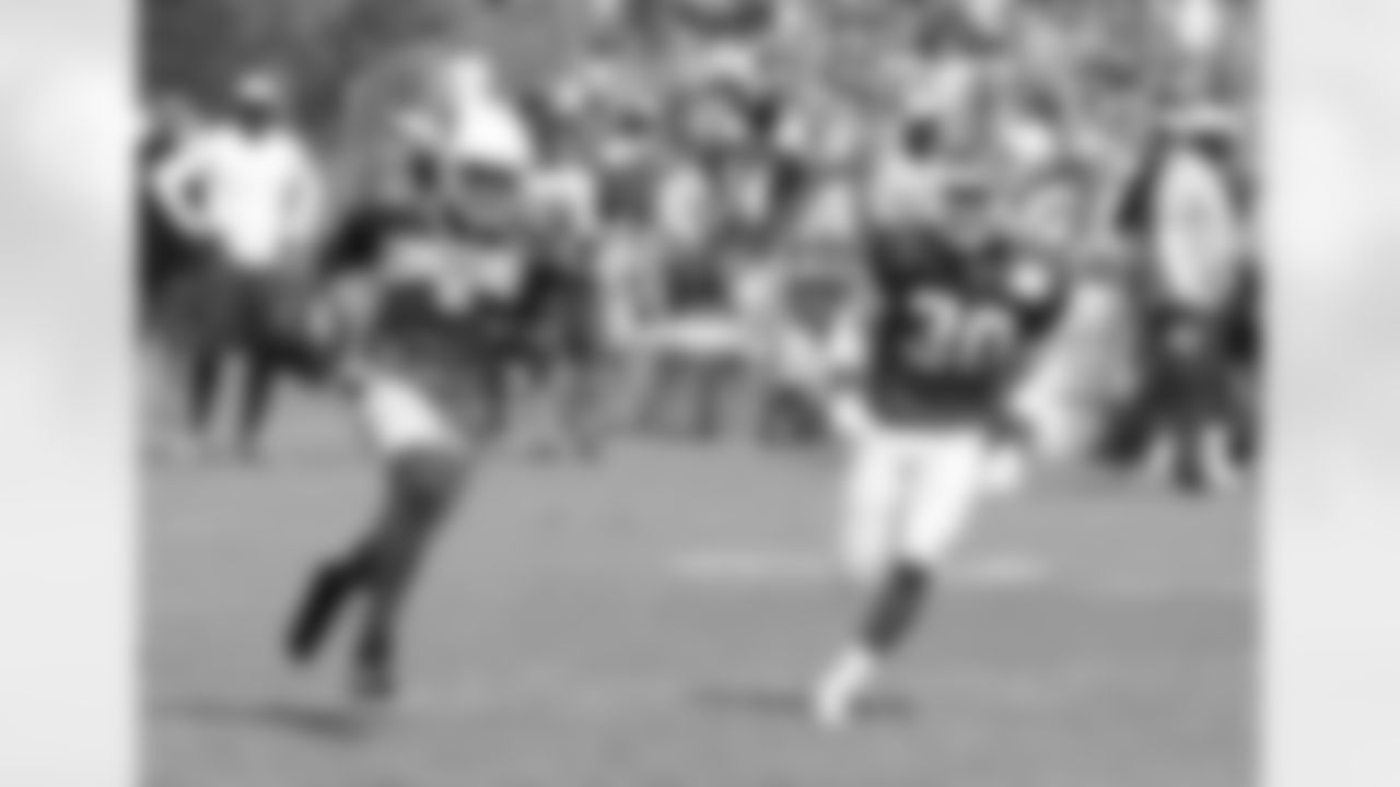 WR Larry Fitzgerald runs away from CB Jalil Brown