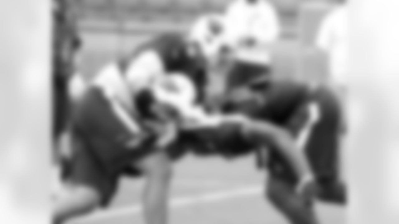 DE Kareem Martin (right) loses his helmet against OT Bradley Sowell