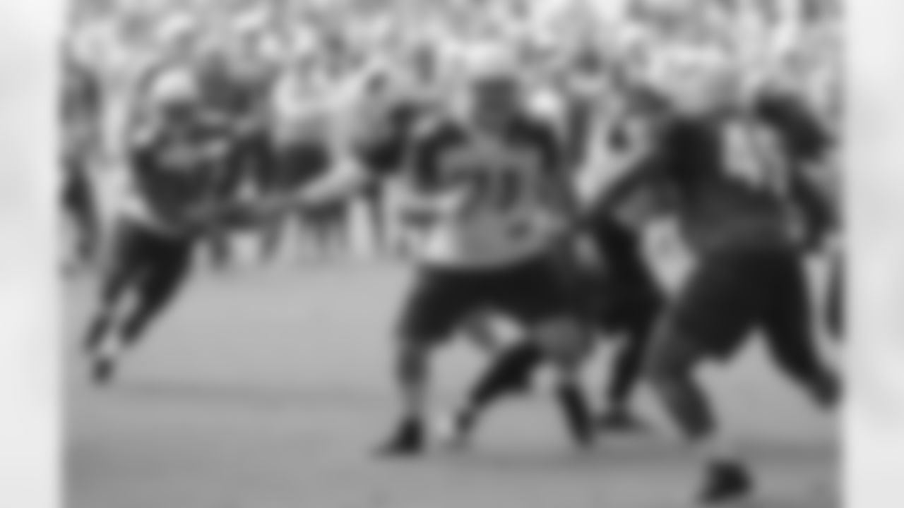 G Daryn Colledge (71) clears the way