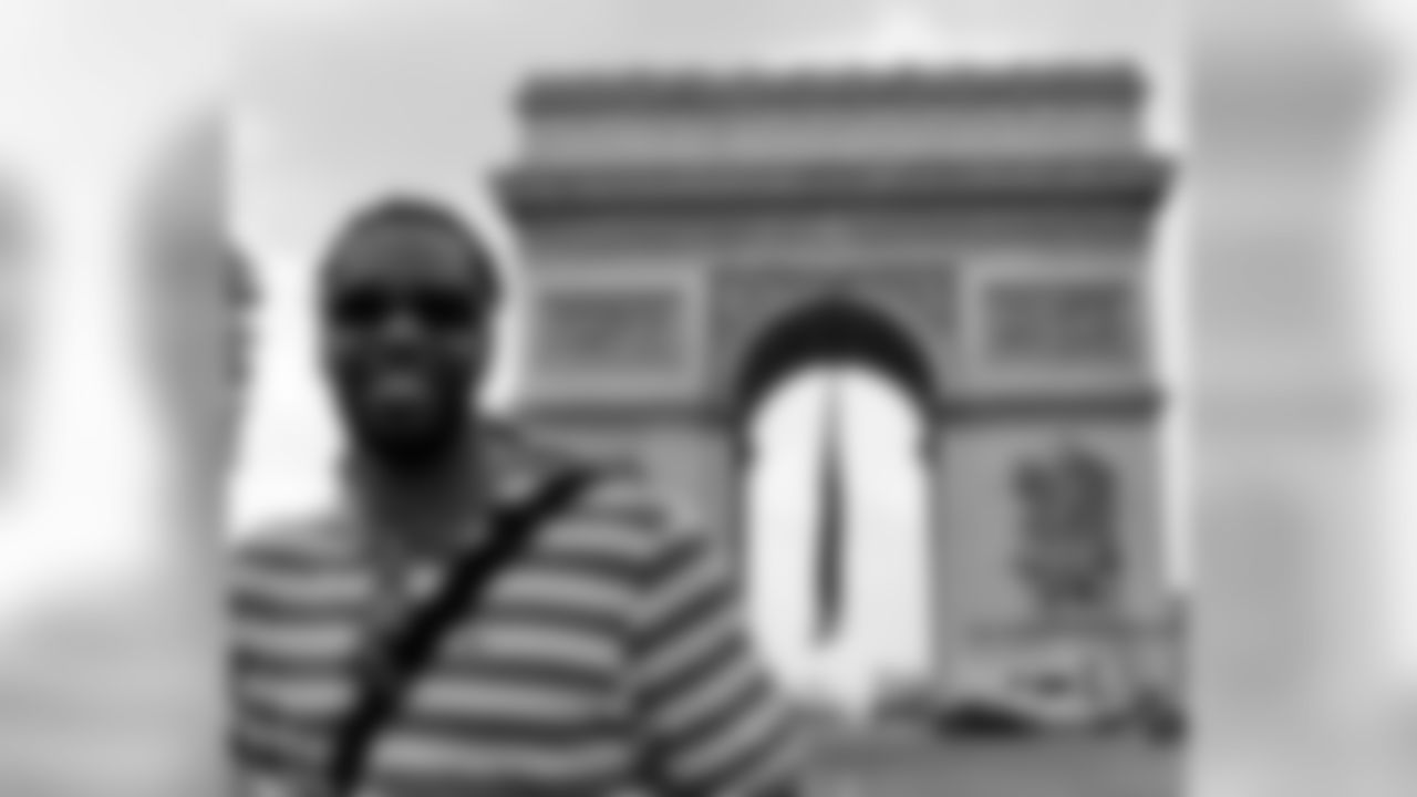Larry Fitzgerald visits the Arc De Triomphe in Paris