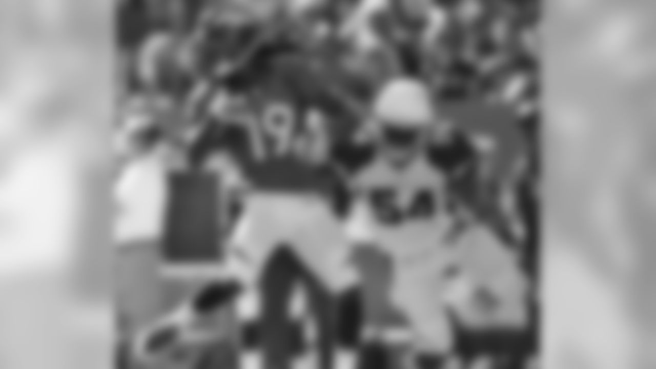 LB Kenny Demenz zeroes in on Broncos WR Isaiah Burse
