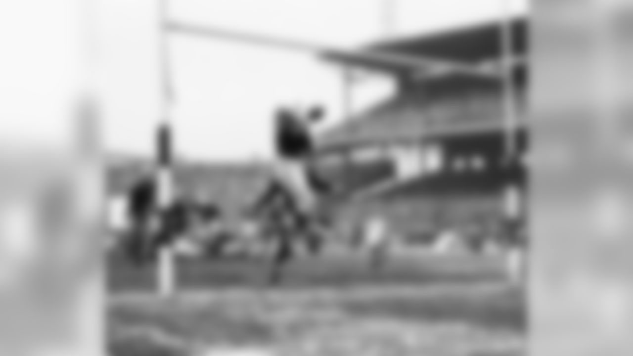 1949: Cardinals TE Mal Kutner scores a touchdown