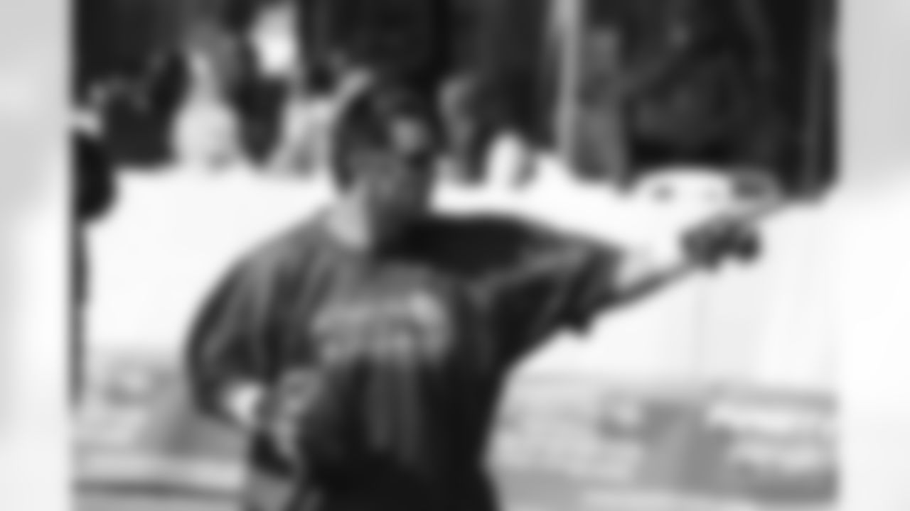 Kurt Warner throws a pass