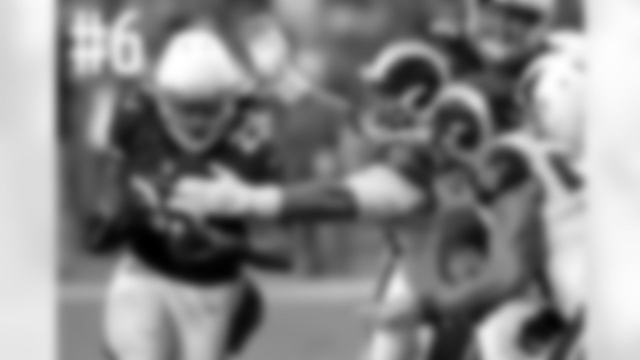 RB Chris Johnson runs the ball
