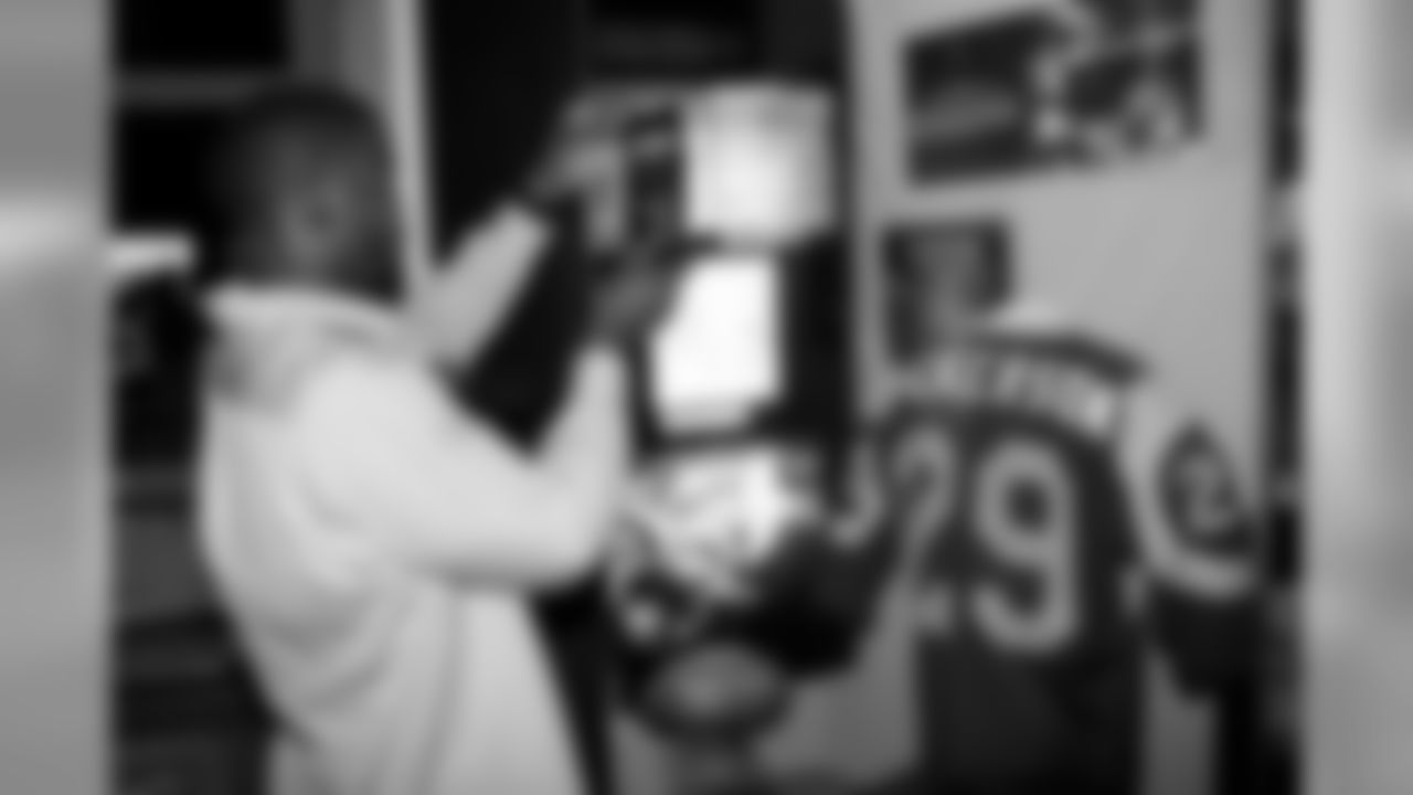 Daryl Washington takes a picture