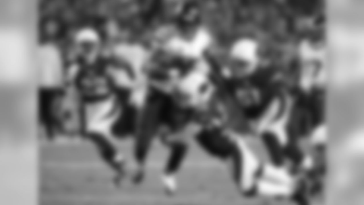 S Tyrann Mathieu tackles Vikings RB Adrian Peterson
