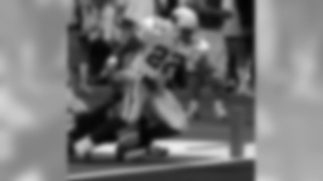 Emmitt Smith scores in St. Louis in 2004