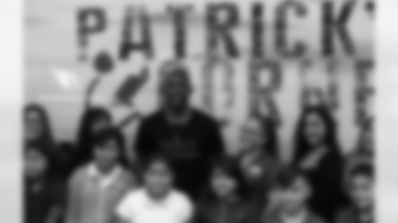 CB Patrick Peterson with members of Joseph Zito Elementary School in Phoenix