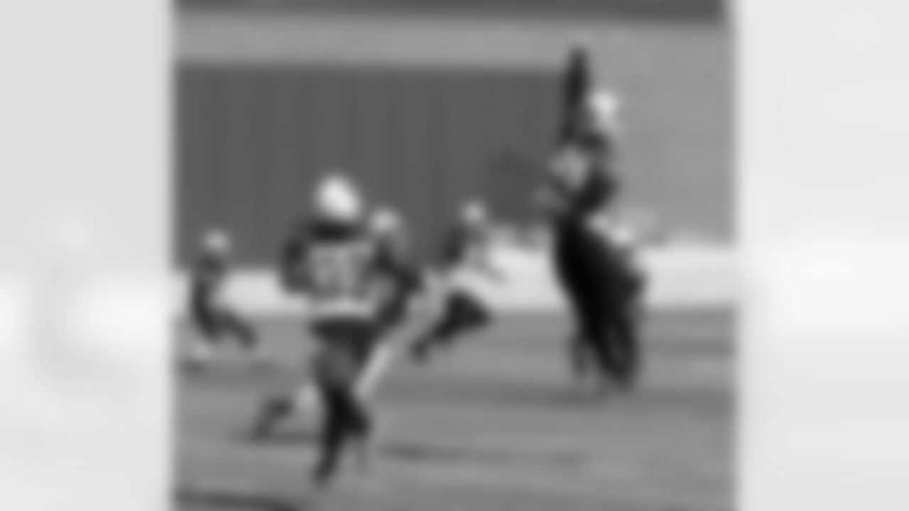 LB Sean Weatherspoon leaps for a pass