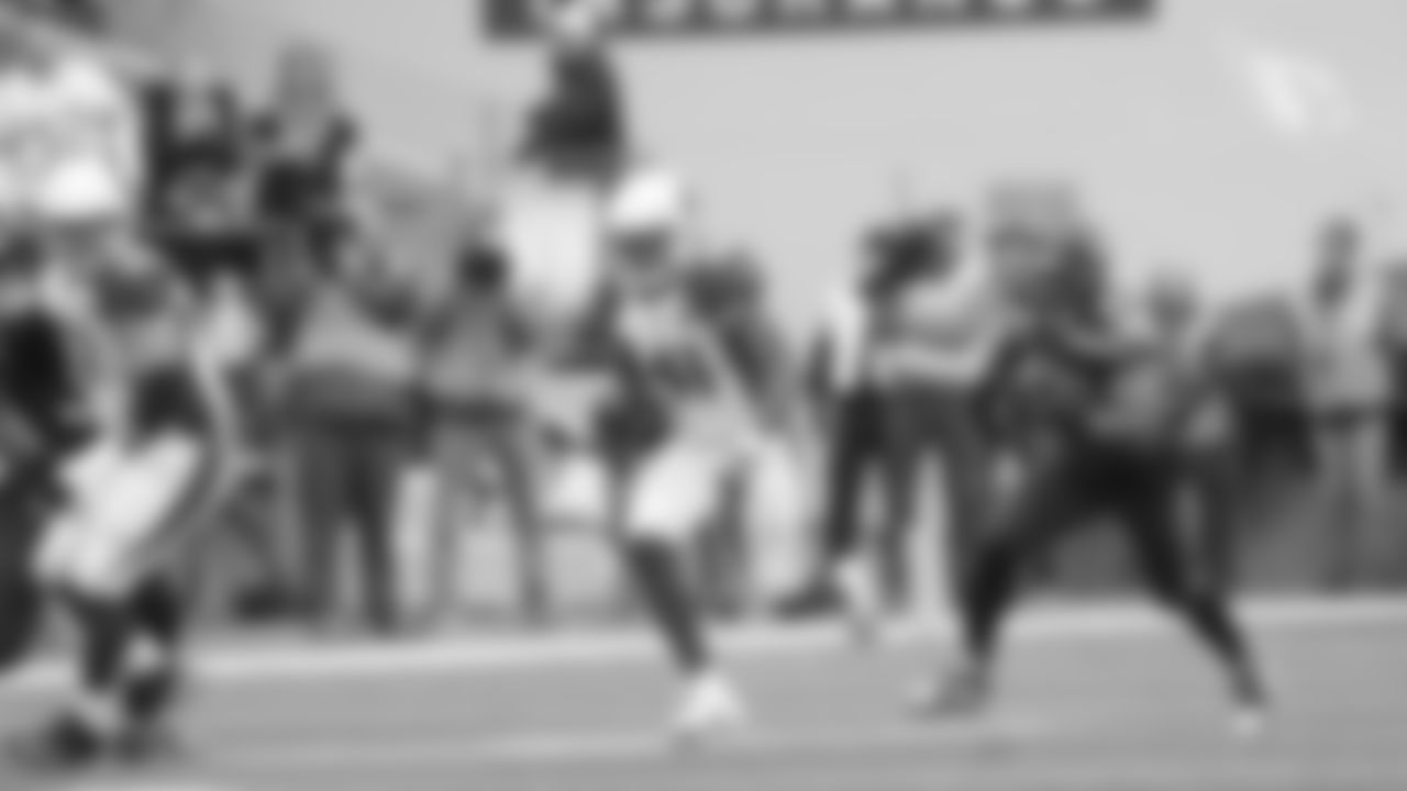 RB Kenyan Drake finds room to run.
