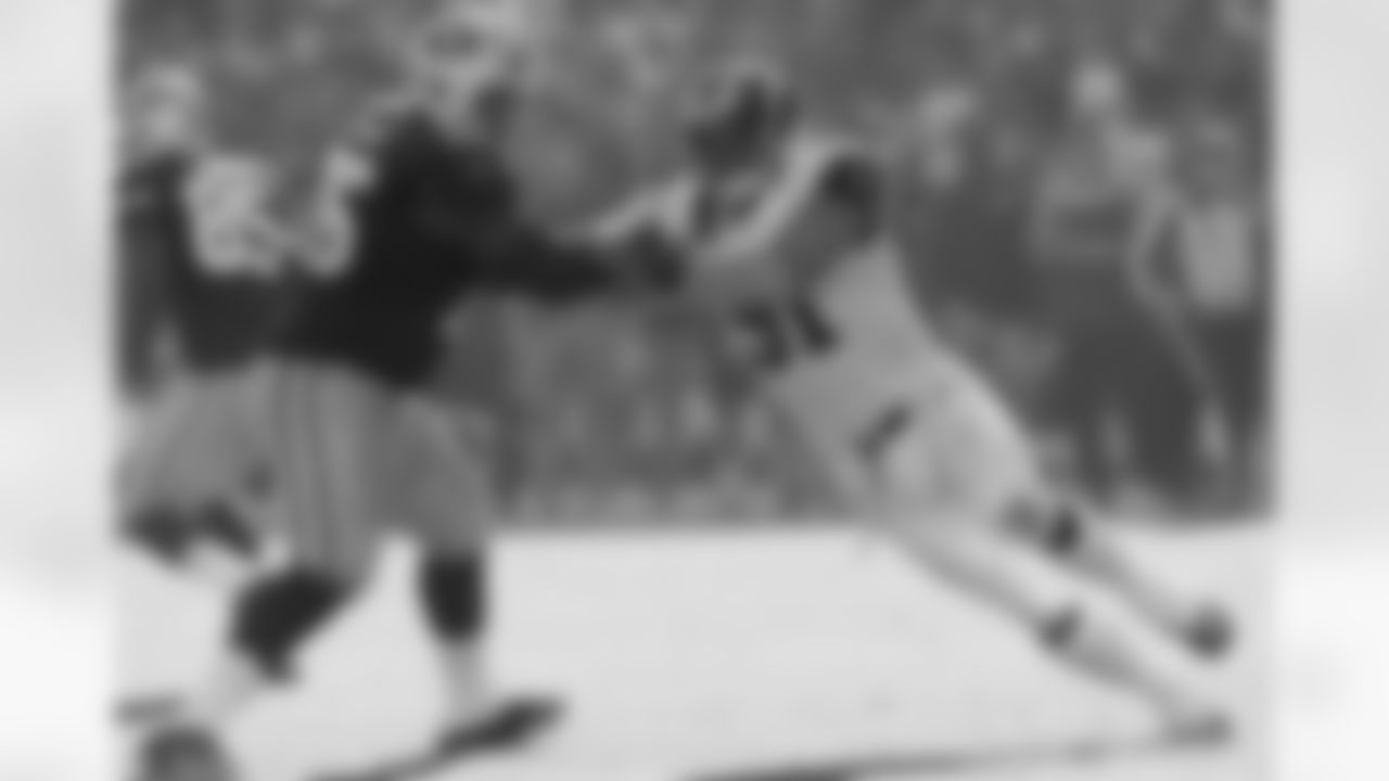 Right guard Anthony Davis