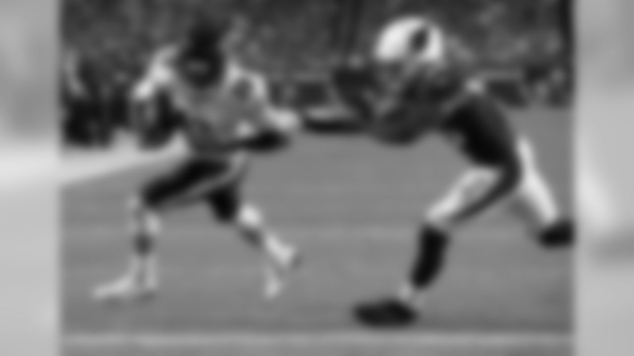 S Budda Baker chases down Bears WR Kendall Wright