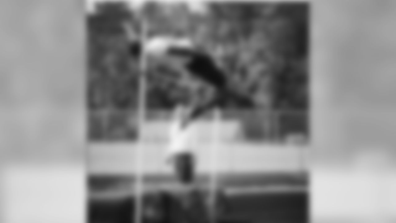 LB Kareem Martin (@kjmartin96) throwing it back to his high jump days