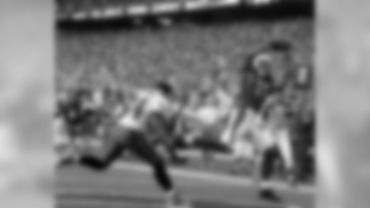 Cardinals WR Larry Fitzgerald grabs an end zone pass for a touchdown