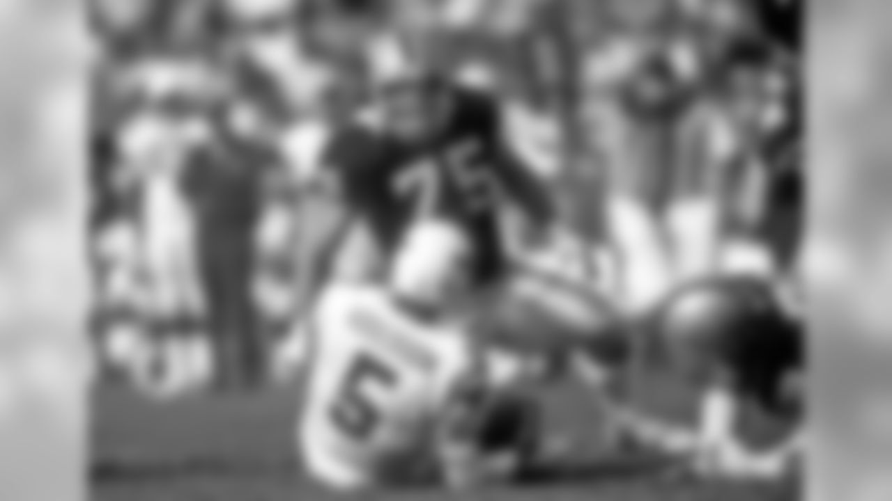 Raiders DE Howie Long tackles Cardinals QB Gary Hogeboom in 1989