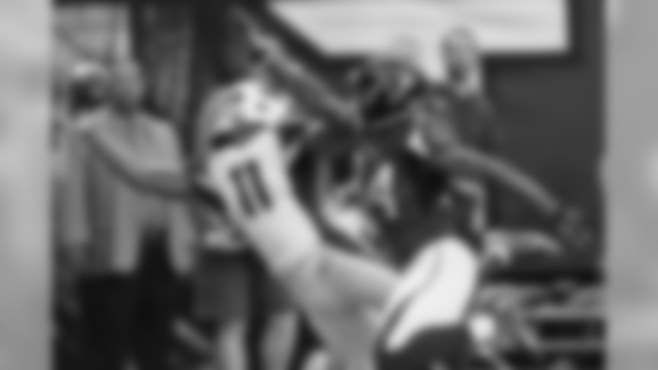 WR Larry Fitzgerald makes a stellar one-handed grab