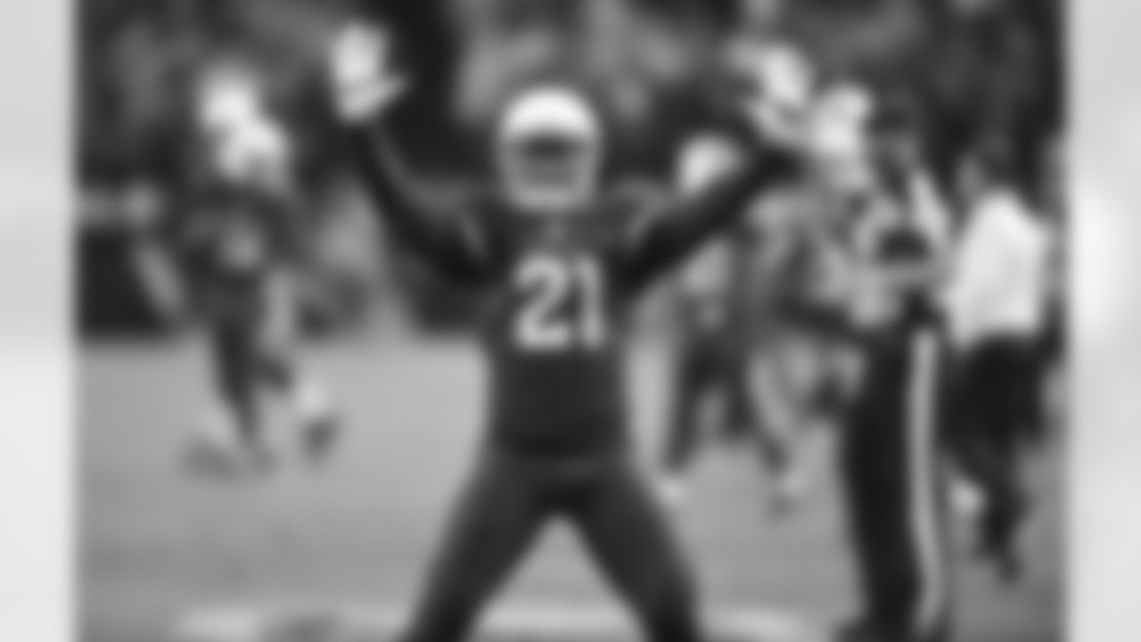 CB Patrick Peterson shows how many wins the Cardinals had after beating the Chiefs