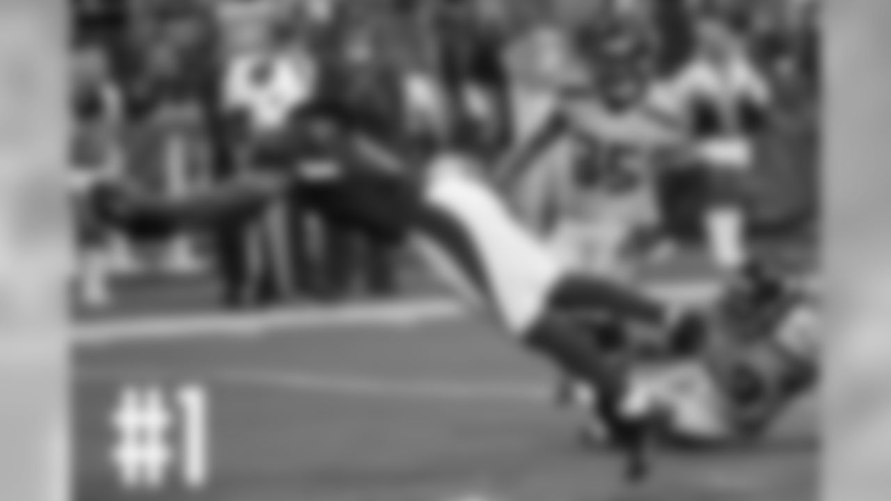 WR Larry Fitzgerald dives in for a touchdown