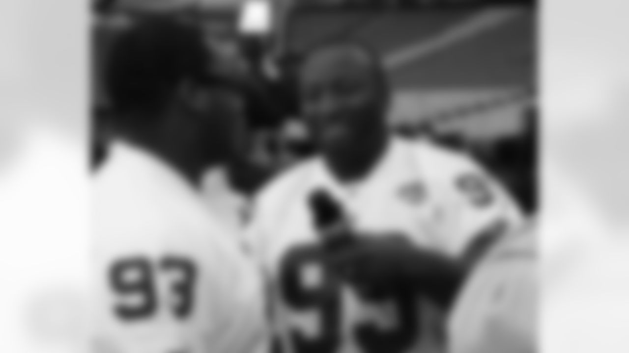 Former Card Russell Davis interviews some Giants teammates