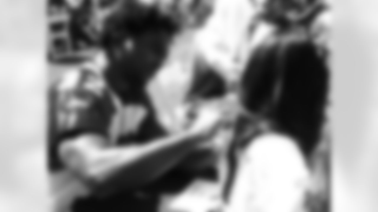 Edgerrin James signs autographs for fans