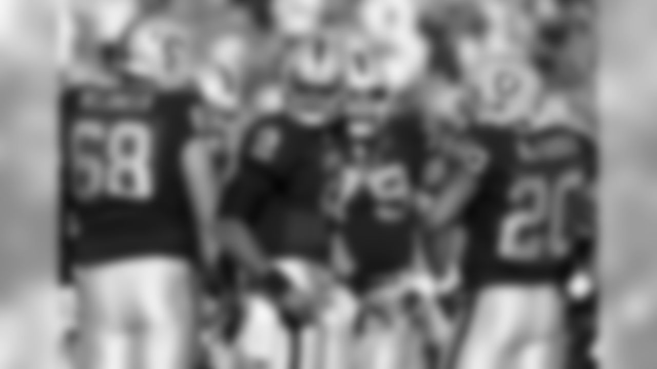 Huddling up with QB Terrelle Pryor, RB Darren McFadden and the other Raiders in 2013.