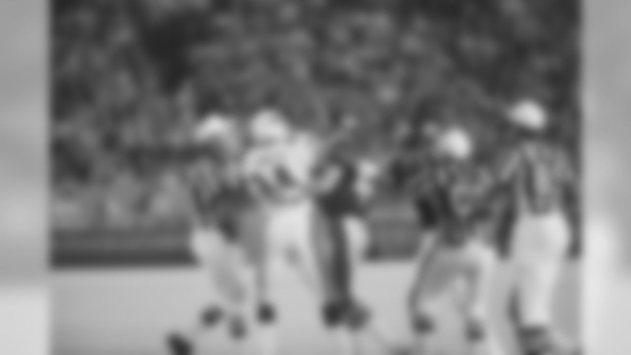 1986: Cardinals QB J.T. Smith mixes it up with the Bears' Gary Fencik